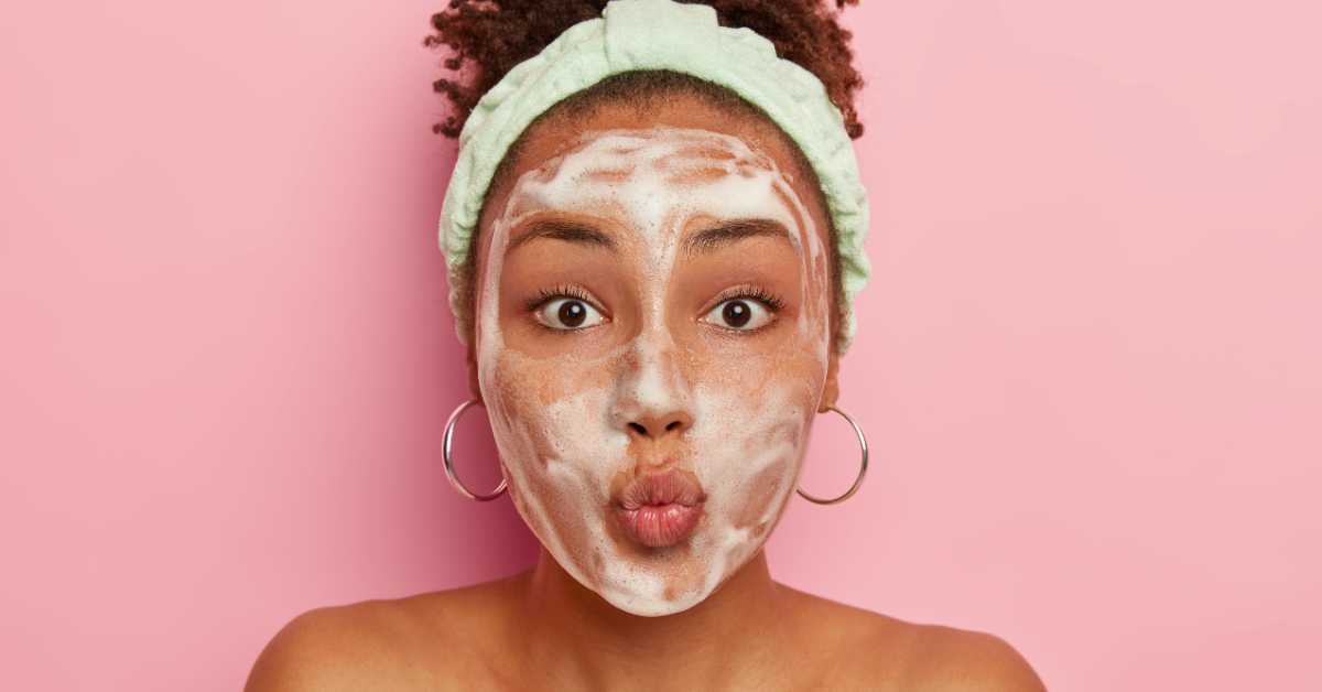 ¿Qué es la doble limpieza facial y por qué va a cambiar tu piel?