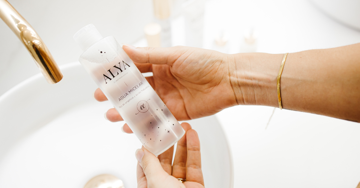 Qué es y cómo usar el agua micelar